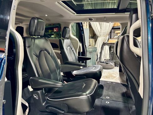 Used 2022 Chrysler Pacifica Limited image 9