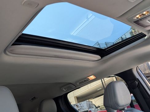 Used 2026 Toyota Sienna XLE FWD image 3