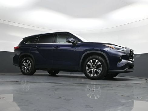 Used 2021 Toyota Highlander XLE FWD image 42