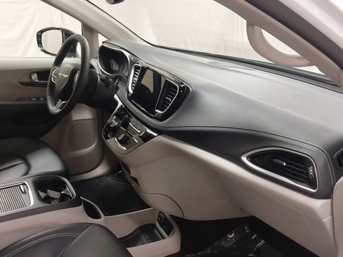 Used 2024 Chrysler Pacifica Touring-L w/ Uconnect Theater Family Group FWD image 28
