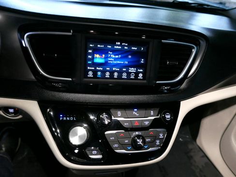 Used 2020 Chrysler Pacifica Touring-L image 14