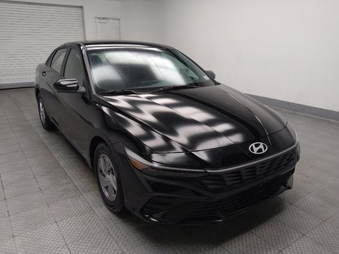 Used 2025 Hyundai Elantra SE FWD image 13