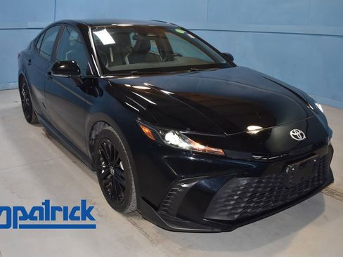 Used 2025 Toyota Camry SE image 1