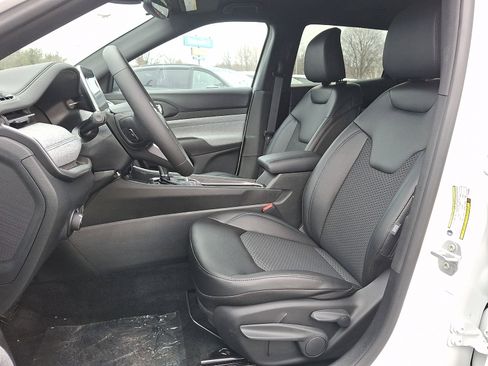 New 2026 Jeep Compass Latitude image 10