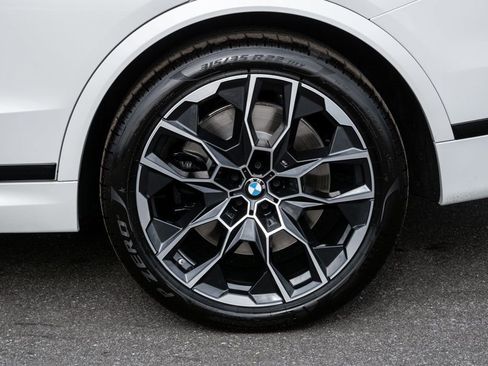 Used 2025 BMW X7 M60i image 40