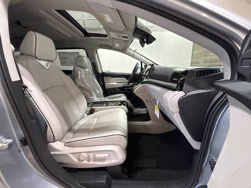 New 2026 Honda Odyssey Touring image 18