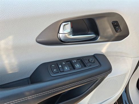 Used 2024 Chrysler Pacifica Touring-L image 12