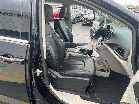 Used 2024 Chrysler Pacifica Touring-L FWD image 47