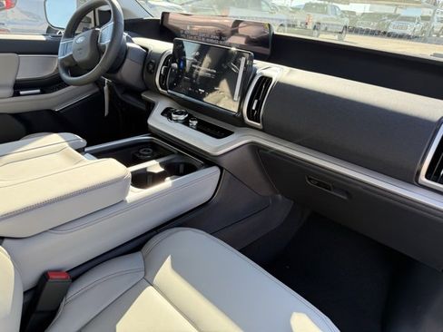 New 2025 Ford Expedition Active image 12