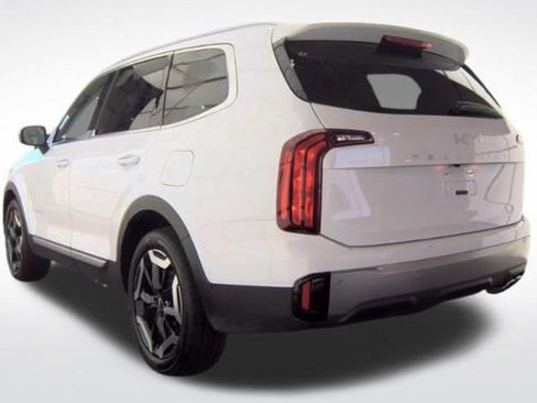 Used 2025 Kia Telluride S FWD image 11