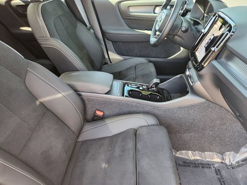 Used 2025 Volvo XC40 B5 Plus AWD/4WD image 5