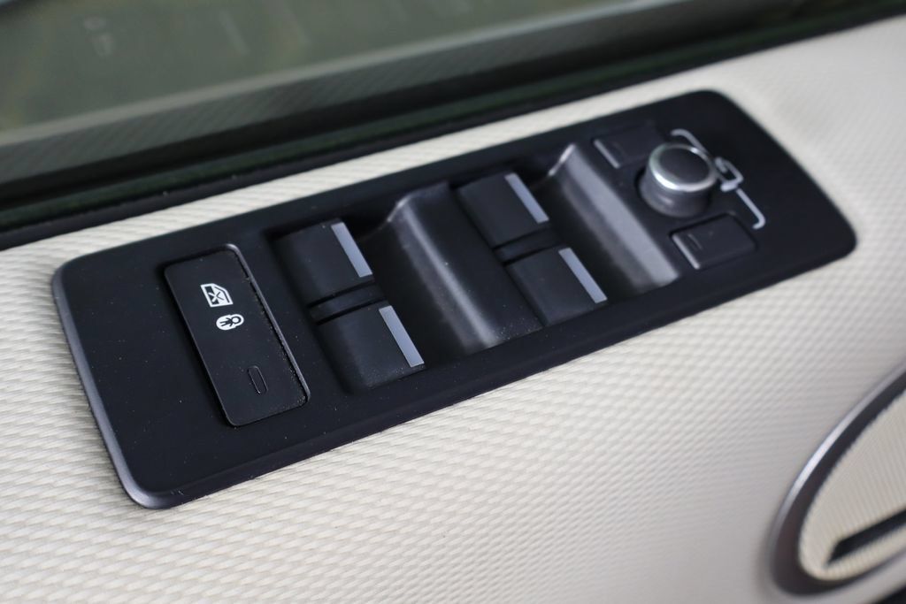 Used 2022 Land Rover Discovery HSE R-Dynamic AWD/4WD image 21