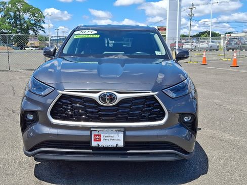 Used 2025 Toyota Highlander LE AWD/4WD image 2