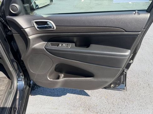 Used 2017 Jeep Grand Cherokee Altitude AWD/4WD image 9