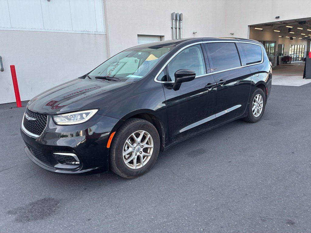 Used 2023 Chrysler Pacifica Touring-L FWD image 18