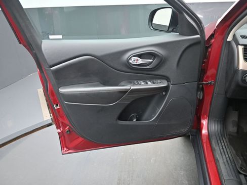 Used 2017 Jeep Cherokee Limited image 12