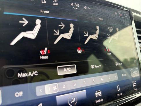 Used 2023 Chrysler Pacifica Touring-L AWD/4WD image 6
