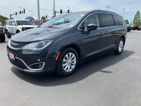 Used 2019 Chrysler Pacifica Touring-L FWD image 2