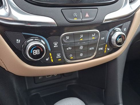 Used 2023 Chevrolet Equinox Premier image 16