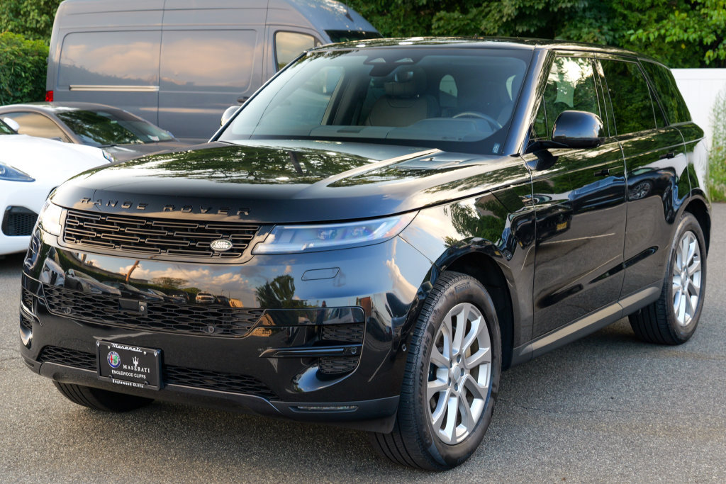 Used 2025 Land Rover Range Rover Sport SE AWD/4WD image 3