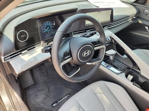 Certified 2025 Hyundai Elantra Limited FWD image 9