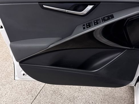 Used 2023 Kia Niro EX image 3