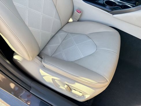 Used 2018 Toyota Camry XLE image 12