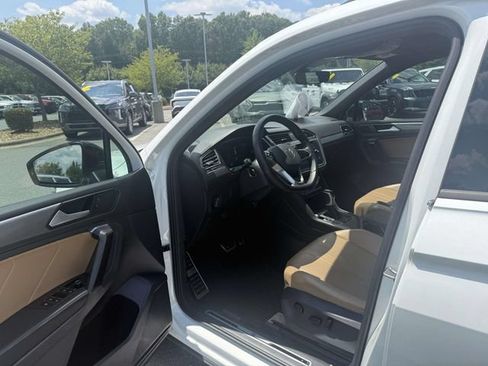 Used 2023 Volkswagen Tiguan SE R-Line FWD image 4