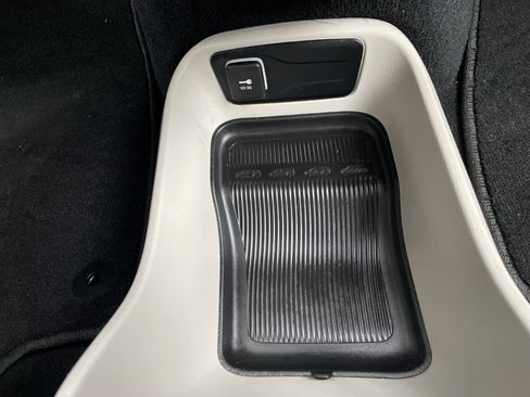 Used 2024 Chrysler Voyager LX image 37