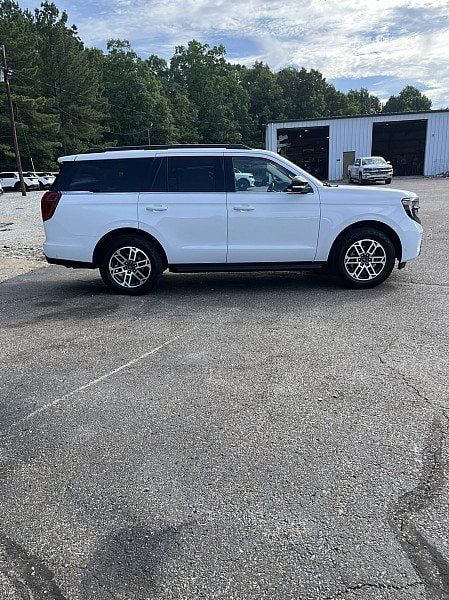 Used 2025 Ford Expedition Active AWD/4WD image 8