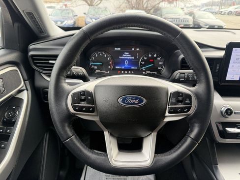 Used 2023 Ford Explorer XLT image 14