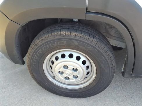Used 2024 RAM ProMaster 2500 w/ Convenience Group FWD image 9
