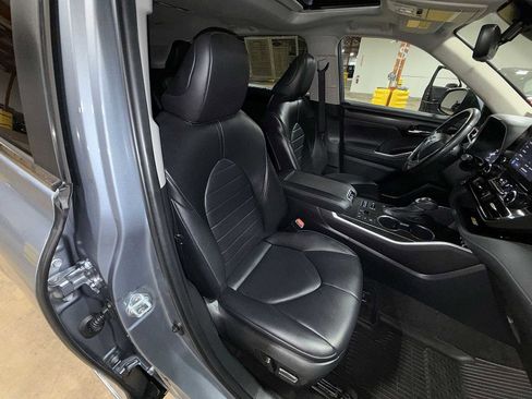 Used 2023 Toyota Highlander XLE image 16