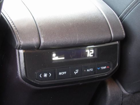 Certified 2021 Toyota Highlander XLE image 37