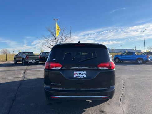 Used 2017 Chrysler Pacifica Touring-L Plus w/ Advanced Safetytec Group image 4