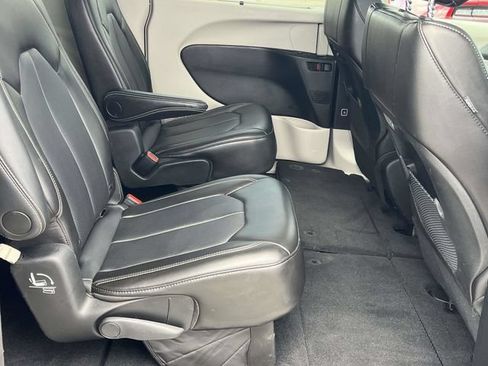 Used 2024 Chrysler Pacifica Touring-L FWD image 22