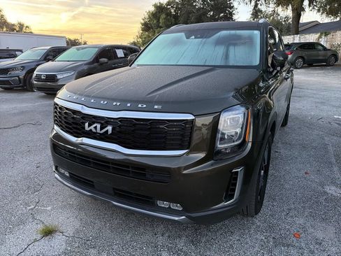 Certified 2022 Kia Telluride SX w/ Towing Package FWD image 9