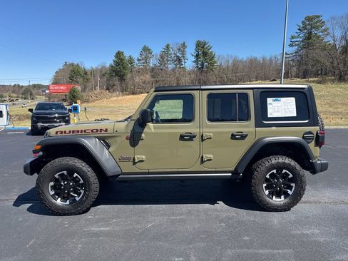 Used 2025 Jeep Wrangler Unlimited Rubicon AWD/4WD image 4