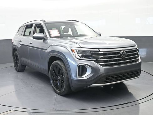 Used 2024 Volkswagen Atlas SE w/ Panoramic Sunroof Package FWD image 9