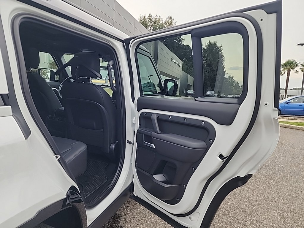 New 2026 Land Rover Defender 110 X-Dynamic SE AWD/4WD image 17
