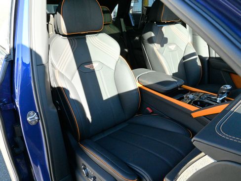 Used 2025 Bentley Bentayga image 57