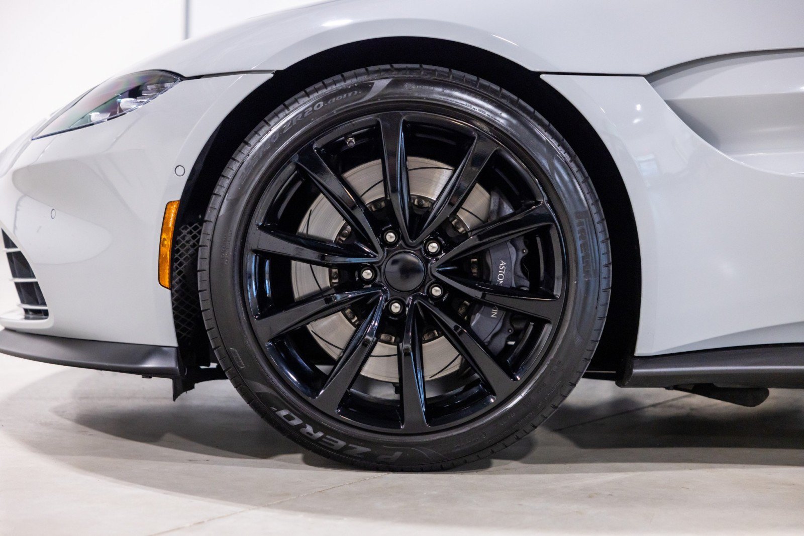 Used 2023 Aston Martin V8 Vantage Coupe RWD image 18