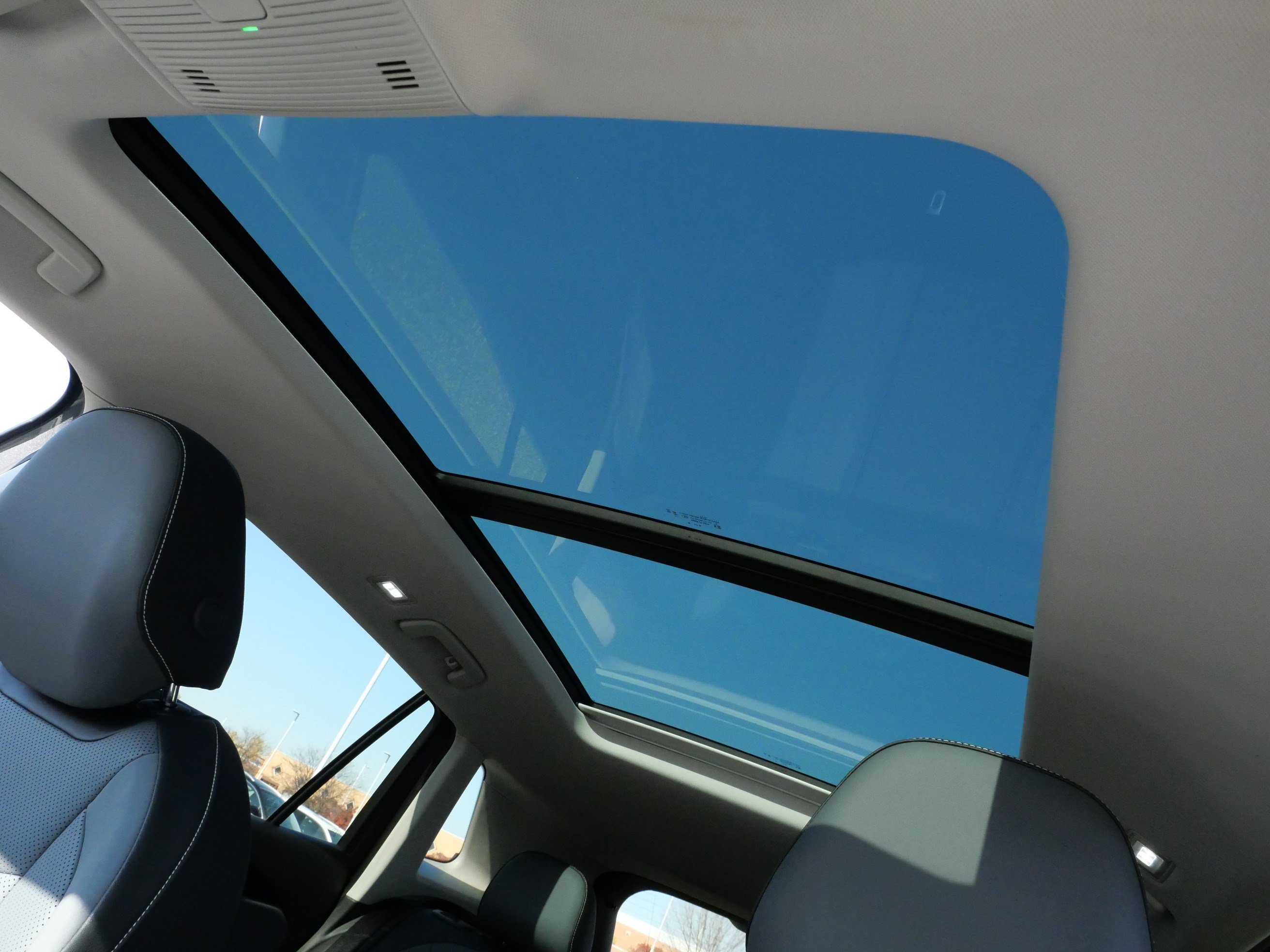 Certified 2025 Volkswagen Tiguan SE w/ Panoramic Sunroof Package AWD/4WD image 31