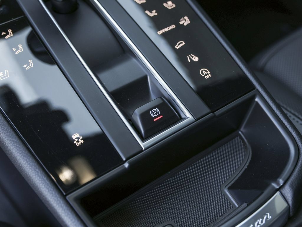 Certified 2026 Porsche Macan AWD/4WD image 26