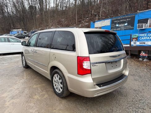 Used 2012 Chrysler Town & Country Touring-L w/ Driver Convenience Group image 9