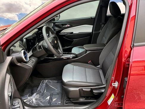 Used 2025 Chevrolet Trax LT image 21