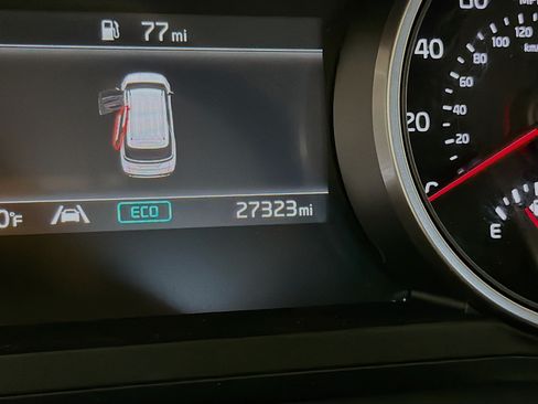 Used 2024 Kia Carnival LX FWD image 8