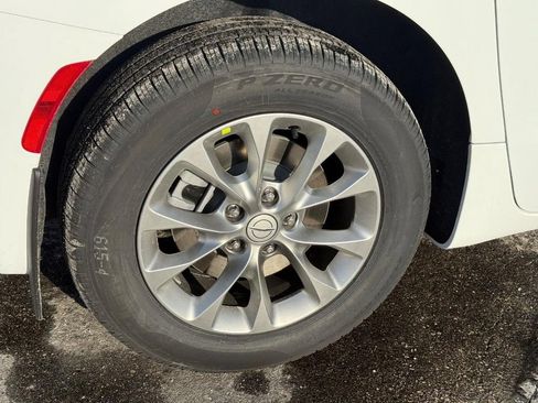 New 2026 Chrysler Pacifica Limited w/ Trailer Tow Group AWD/4WD image 5