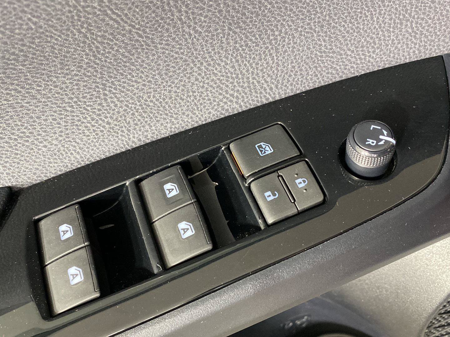 Used 2017 Toyota Prius Prime Advanced FWD image 25