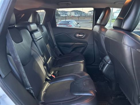 Used 2016 Jeep Cherokee Trailhawk image 9